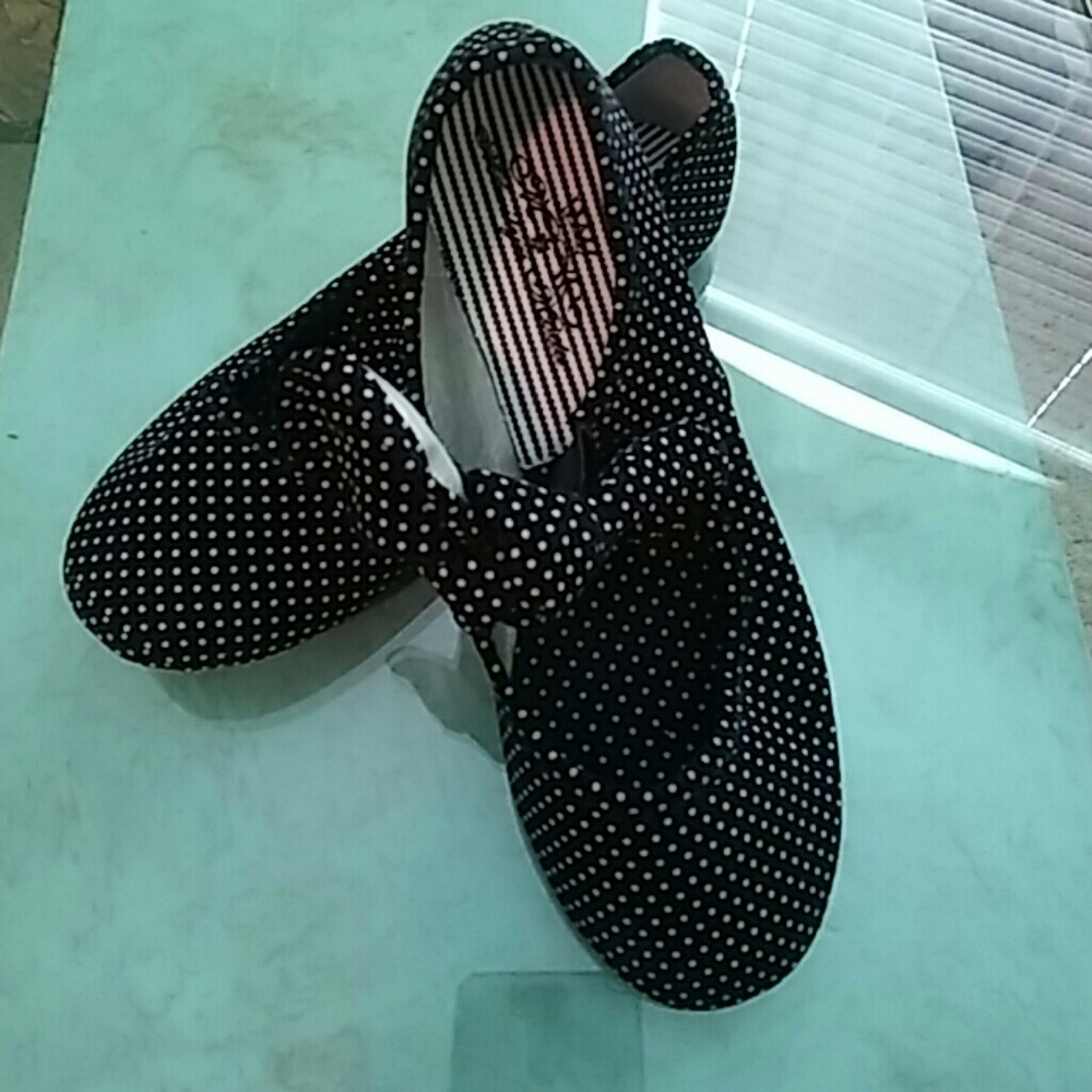 Girls black and white polka dot shoes